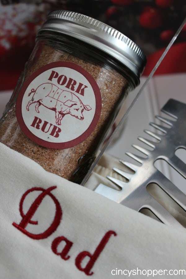 This DIY Gift in a Jar Pork Rub Recipe with FREE Printable Label is perfect for those hard to buy for men on your Christmas shopping lists.