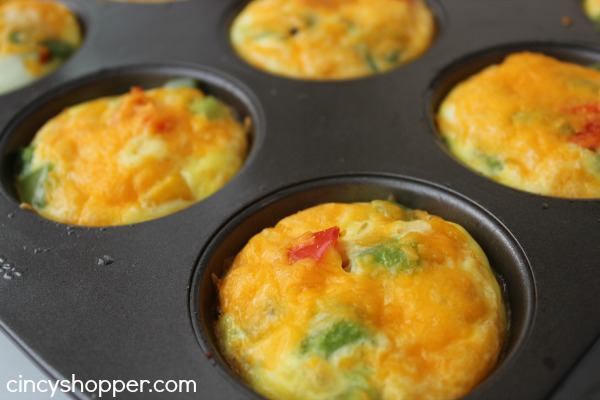 Omelet Breakfast Bites- Perfect breakfast idea for serving a crowd. Potatoes, veggies and egg. YUM!