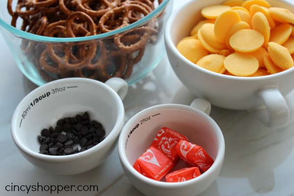 Easter Chick Pretzel Treats