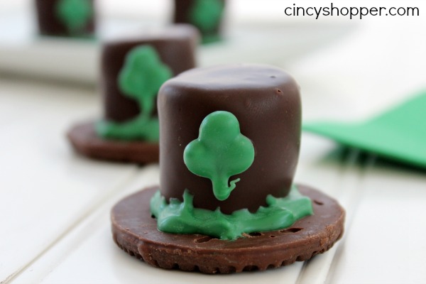 Marshmallow Leprechaun Hats. Quick and Easy idea for a St Patrick's Day Treat.