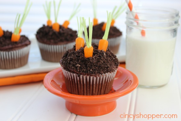 Easter Carrot Garden Cupcakes with pudding in the middle. Super easy cupcake using a cake mix and boxed pudding. Add in a few extras and you have a super adorable Easter cupcake.