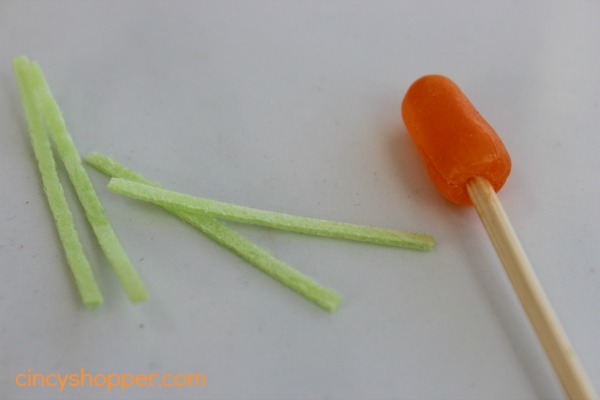 Easter Carrot Garden Cupcakes with pudding in the middle. Super easy cupcake using a cake mix and boxed pudding. Add in a few extras and you have a super adorable Easter cupcake.