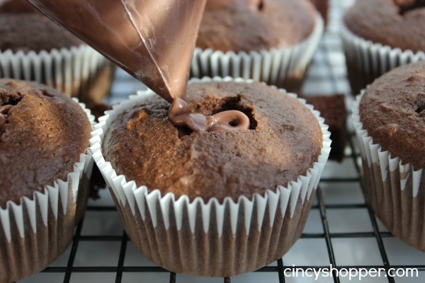 Easter Carrot Garden Cupcakes with pudding in the middle. Super easy cupcake using a cake mix and boxed pudding. Add in a few extras and you have a super adorable Easter cupcake.