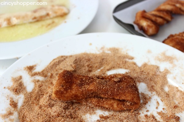 Easy Cinnamon Sticks- A quick and easy breakfast or dessert idea. Serve with a side of icing for extra yum!