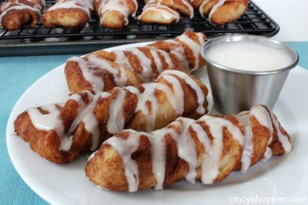 Easy Cinnamon Sticks- A quick and easy breakfast or dessert idea. Serve with a side of icing for extra yum!