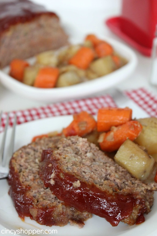 Slow Cooker Meatloaf Recipe with Potatoes and Carrots too! This crock-pot recipe turned out GREAT! Everyone came back for seconds.