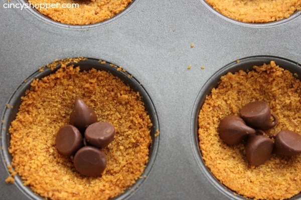 S’mores Cups Recipe. Perfect indoor S'More idea for this fall and winter. Super Simple and Super Tasty!