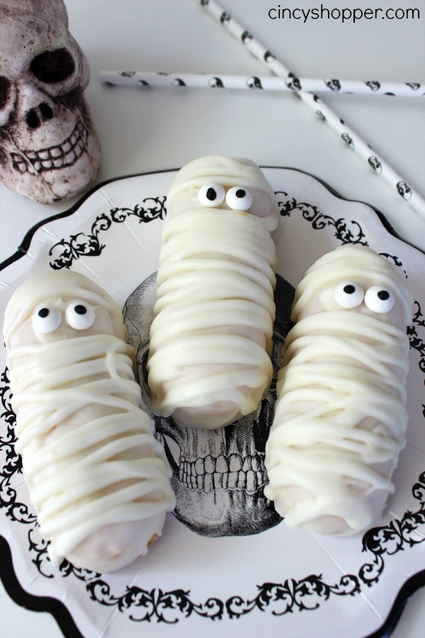 Halloween Twinkie Mummies - Super fun and easy Halloween party or treat idea.