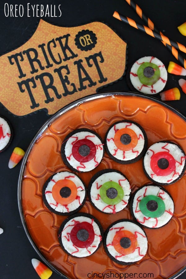 Halloween Oreo Eyeballs Fun dessert or treat for parties. Super simple and not too spooky but just spooky enough to excite the kids (and adults).