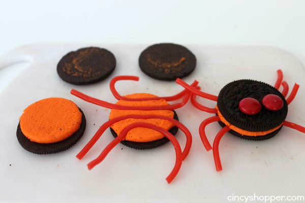 Oreo Spider Cupcakes - Oreo on top and Oreo in the middle! Super fun and easy Halloween treat or dessert idea.