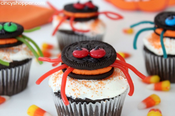 Oreo Spider Cupcakes - Oreo on top and Oreo in the middle! Super fun and easy Halloween treat or dessert idea.