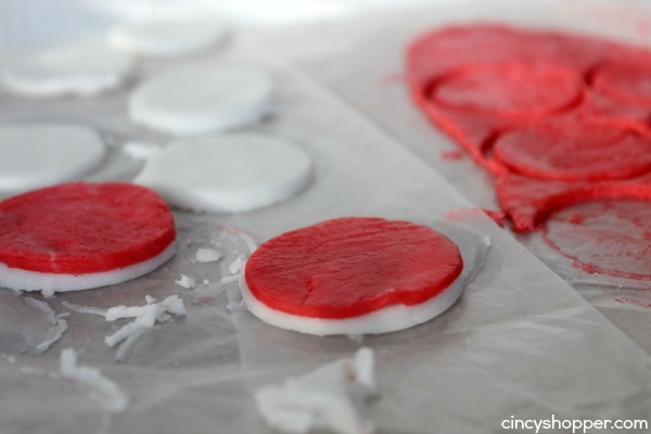 Homemade Peppermint Patties Recipe- These peppermint patties are great to enjoy yourself or for gifting this holiday season. Super quick and so simple to make right at home.