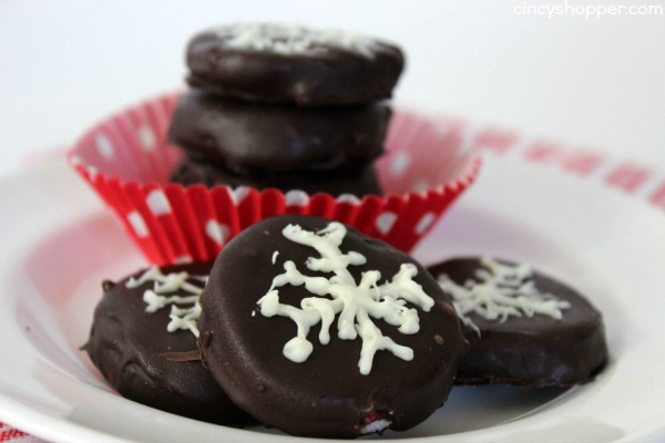 Homemade Peppermint Patties Recipe- These peppermint patties are great to enjoy yourself or for gifting this holiday season. Super quick and so simple to make right at home.