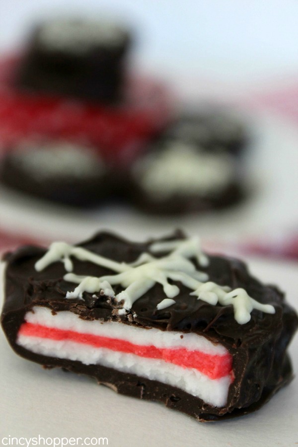 Homemade Peppermint Patties Recipe- These peppermint patties are great to enjoy yourself or for gifting this holiday season. Super quick and so simple to make right at home.