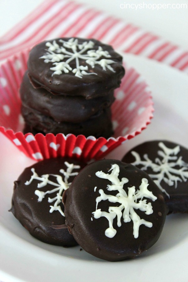 Homemade Peppermint Patties Recipe- These peppermint patties are great to enjoy yourself or for gifting this holiday season. Super quick and so simple to make right at home.