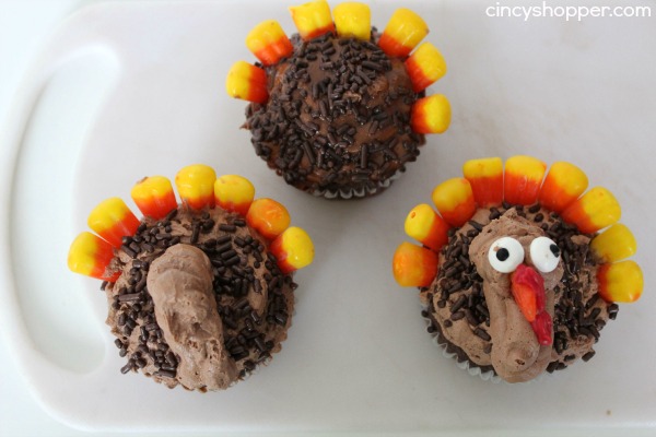 Turkey Cupcakes -Fun and Easy Cupcakes for Thanksgiving dessert. The kiddos can help make these!