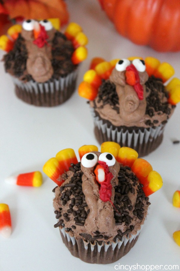 Turkey Cupcakes -Fun and Easy Cupcakes for Thanksgiving dessert. The kiddos can help make these!