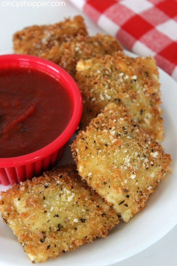Copycat Olive Garden Toasted Ravioli Recipe- Loaded with great flavor and slightly fried makes this appetizer so delish! Save $$'s and make your favorites at home!