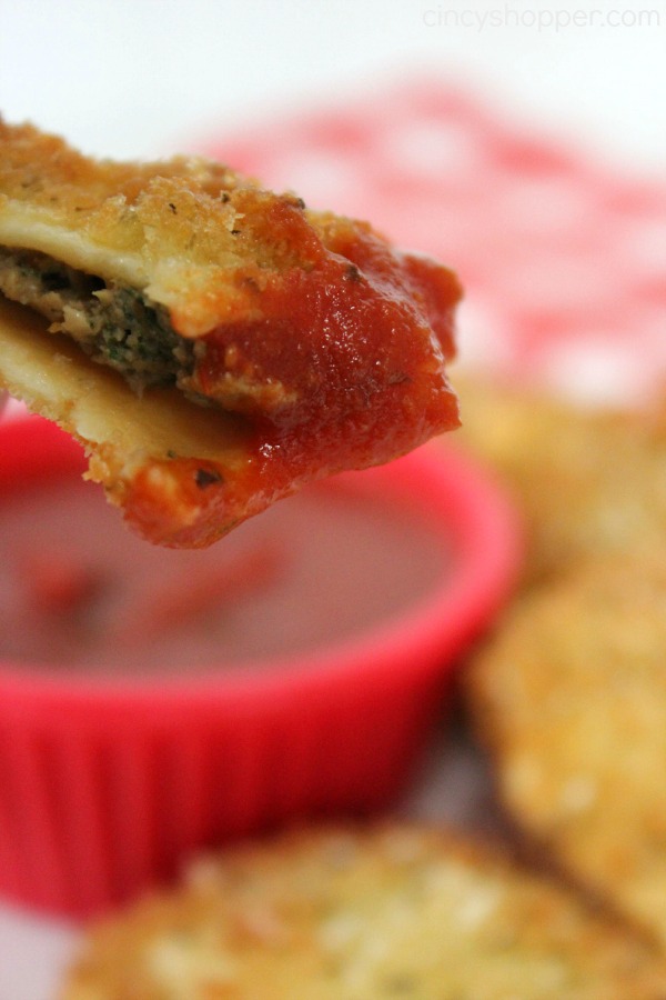 Copycat Olive Garden Toasted Ravioli Recipe- Loaded with great flavor and slightly fried makes this appetizer so delish! Save $$'s and make your favorites at home!