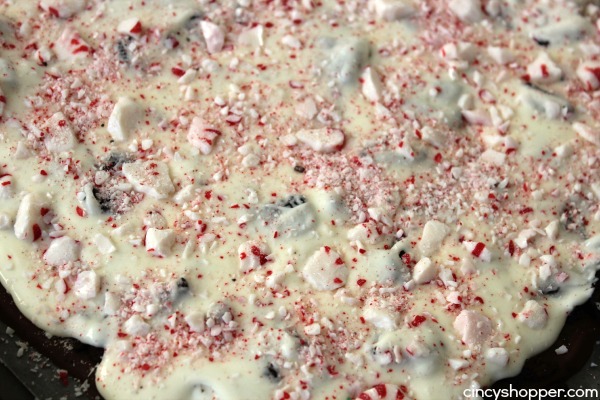 Oreo Peppermint Bark Recipe- Bark filled with awesome peppermint flavors. Chocolate, Peppermint and Oreo Cookie. Perfect for Christmas gift giving!
