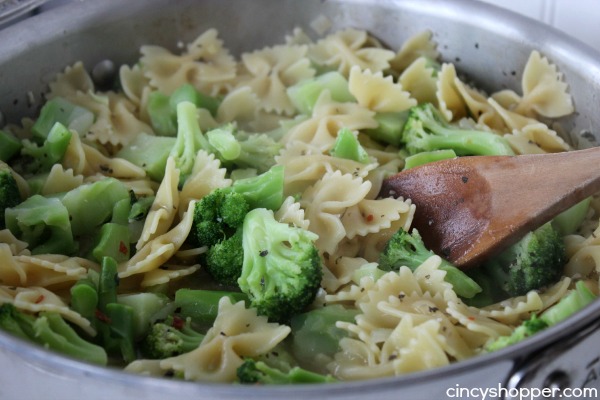 One Pot Chicken Broccoli Pasta- Chicken Breast, Broccoli, Bow tie Pasta flavored up with Parmesan Cheese. Super simple meal made in just one skillet.