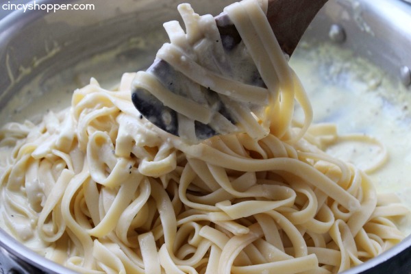CopyCat Olive Garden Alfredo Sauce- A rich and creamy sauce that is perfect with your favorite pasta. Save $$'s and make your favorites at home.