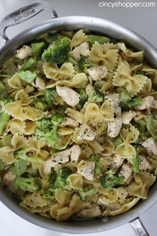 One Pot Chicken Broccoli Pasta- Chicken Breast, Broccoli, Bow tie Pasta flavored up with Parmesan Cheese. Super simple meal made in just one skillet.