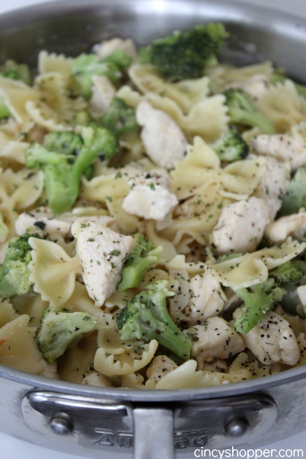 One Pot Chicken Broccoli Pasta- Chicken Breast, Broccoli, Bow tie Pasta flavored up with Parmesan Cheese. Super simple meal made in just one skillet.