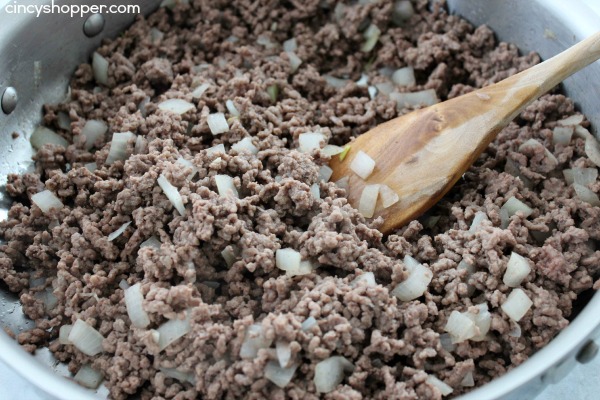 Easy Shepherd's Pie Recipe- Super Simple. Comfort food at it's finest! Ground Beef, Veggies and Mashed Potatoes...Yes Please!