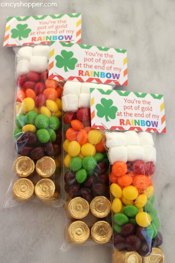 St. Patrick's Day Rainbow Skittles Treat Bags with FREE Printable Tag. PErfect and inexpensive treat idea for St. Patrick's Day. The kiddos will love them.