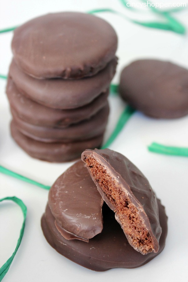 CopyCat Girl Scout Thin Mint Cookies- Super simple! Satisfy your craving year round with this recipe.