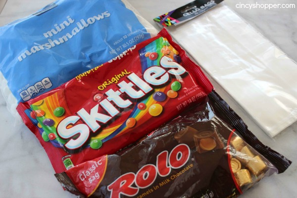 St. Patrick's Day Rainbow Skittles Treat Bags with FREE Printable Tag. PErfect and inexpensive treat idea for St. Patrick's Day. The kiddos will love them.