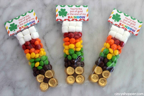 St. Patrick's Day Rainbow Skittles Treat Bags with FREE Printable Tag. PErfect and inexpensive treat idea for St. Patrick's Day. The kiddos will love them.