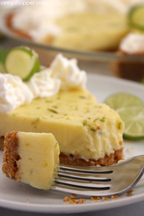 Key Lime Pie Recipe- The best Key Lime Pie I have had yet! The pie starts with a super simple sweetened  graham cracker crust, followed by a tart and custard like filling. Then finished off with slightly sweetened whipped cream. Refreshing spring and summer dessert.