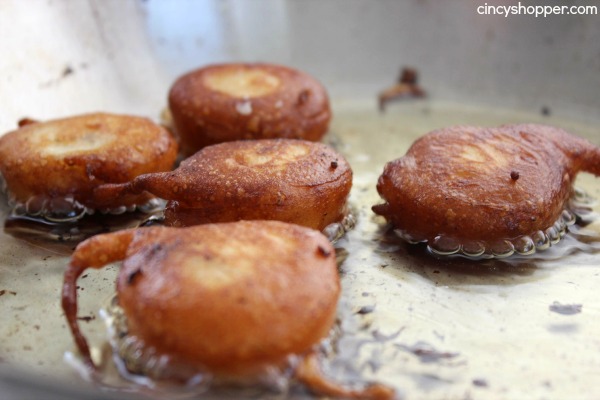 Deep Fried Banana Bites- Super tasty dessert. Dust your bites with powdered sugar and even add in some caramel or chocolate. YUM!