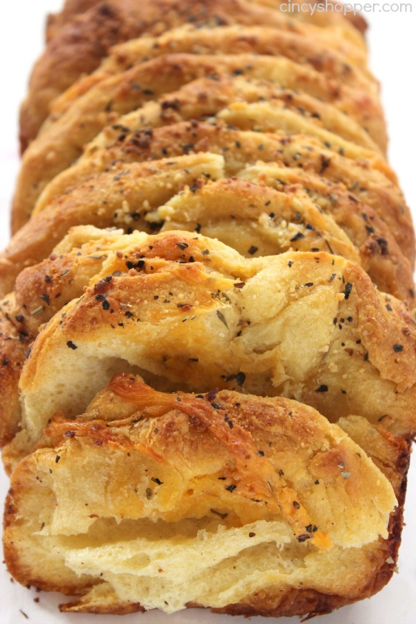 Easy Garlic and Herb Pull-Apart makes for a quick dinner side or even a snack. Since we use store bought biscuits for this loaf a few ingredients, it can be made in just a few minutes time. 