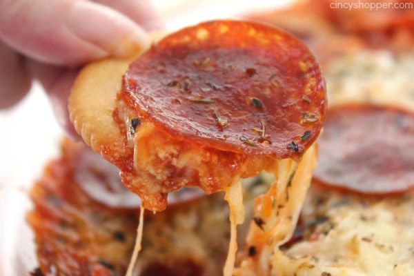 Easy Cheesy Pizza Dip - simple hot dip that is perfect appetizer for serving a crowd. You will find a cream cheese layer with Italian Spices, a layer of pizza sauce, pepperoni, and lots of cheese