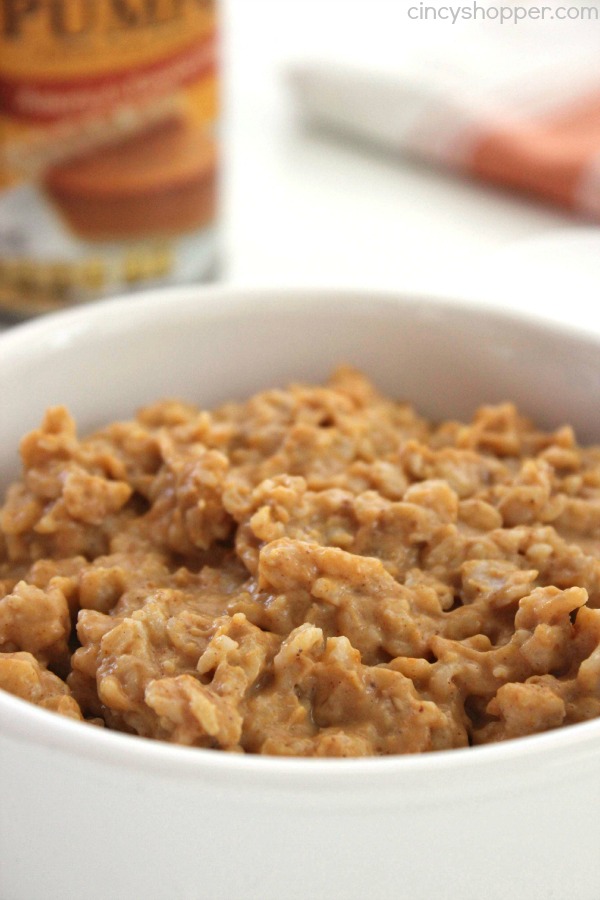 Pumpkin Pie Oatmeal - Super quick, easy and comforting fall breakfast.