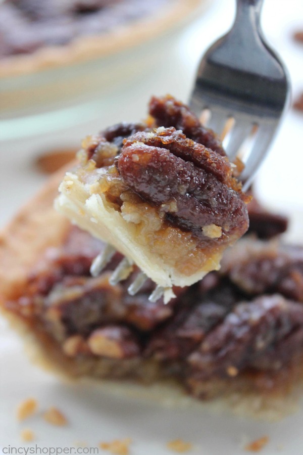 Homemade Pecan Pie - a great addition to your Thanksgiving dinner this year. Super simple and the pie turns out AMAZING!