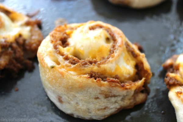 Taco Pizza Pinwheels -make for a great appetizer, dinner or snack idea. Hand held taco pizza rolls that can be topped with your favorite toppings.