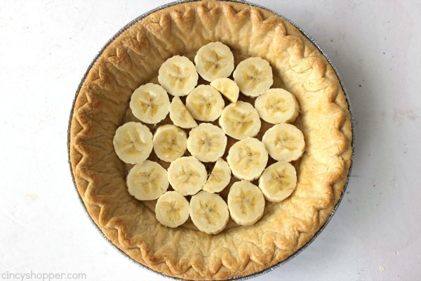 Easy Banana Cream Pie - quick and easy dessert with just a couple ingredients. Simple holiday pie.