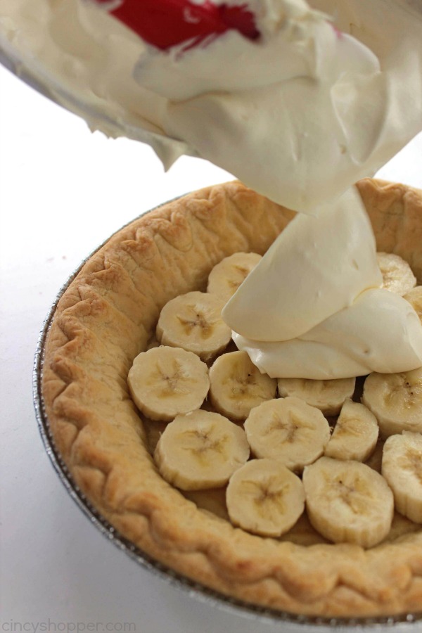 Easy Banana Cream Pie - quick and easy dessert with just a couple ingredients. Simple holiday pie.