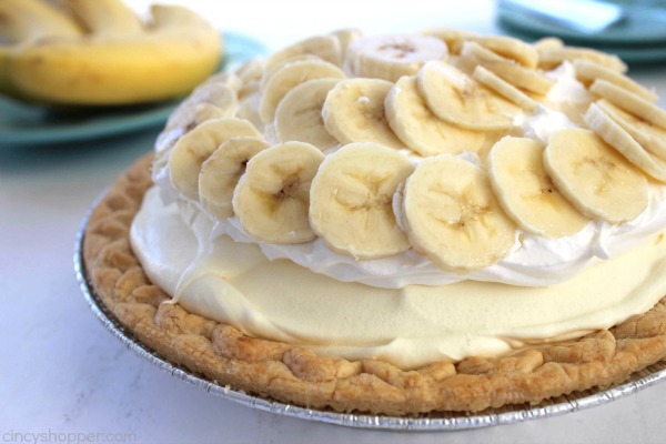 Easy Banana Cream Pie - quick and easy dessert with just a couple ingredients. Simple holiday pie.