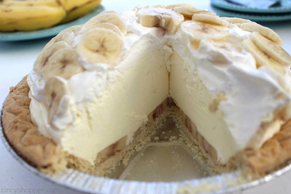 Easy Banana Cream Pie - quick and easy dessert with just a couple ingredients. Simple holiday pie.