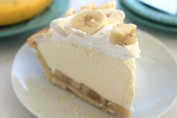 Easy Banana Cream Pie - quick and easy dessert with just a couple ingredients. Simple holiday pie.