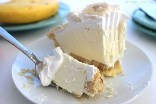 Easy Banana Cream Pie - quick and easy dessert with just a couple ingredients. Simple holiday pie.