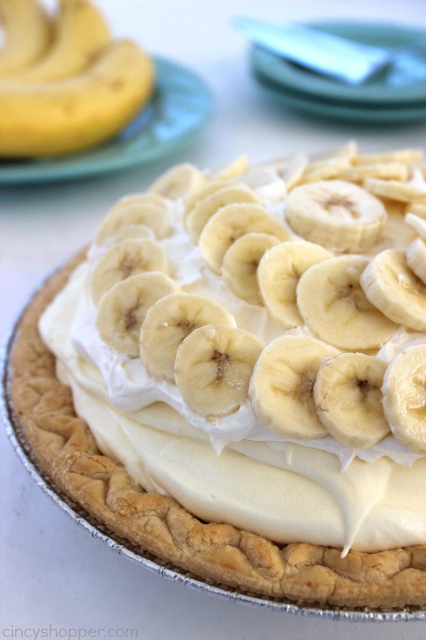Easy Banana Cream Pie - quick and easy dessert with just a couple ingredients. Simple holiday pie.