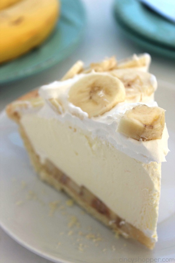 Easy Banana Cream Pie - quick and easy dessert with just a couple ingredients. Simple holiday pie.