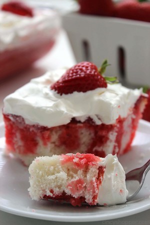 Strawberry Poke Cake - CincyShopper