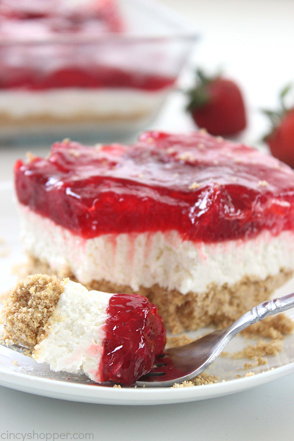 Easy Strawberry Cheesecake Bars - perfect for feeding a crowd at picnics, BBQ's and potlucks. Just a few ingredients and little time to whip up this tasty dessert.